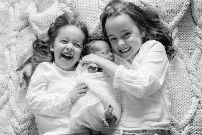 Geschwisterfotos aus einem Neugeborenenshooting, Familienfotos, Geschwisterfotos